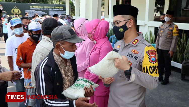 Polres Bondowoso Berbagi Zakat Dikemas dengan Kegiatan Vaksinasi Covid-19