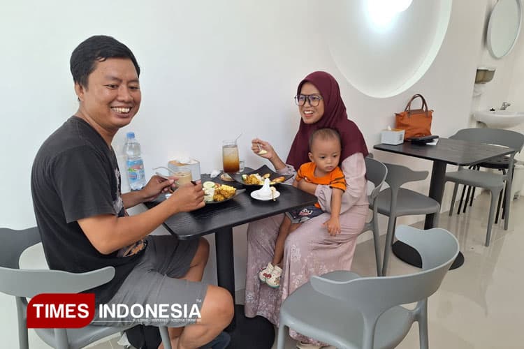 Praktis Unik, Kafe di Gresik Padukan Laundry dan Barbershop Plus Coffee Corner
