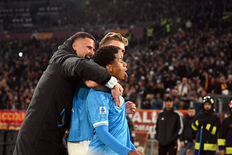 Napoli Samai Poin AC Milan Setelah Kalahkan Roma