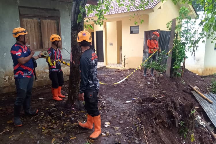 Hujan Deras Sebabkan Tanah Longsor di Bondowoso