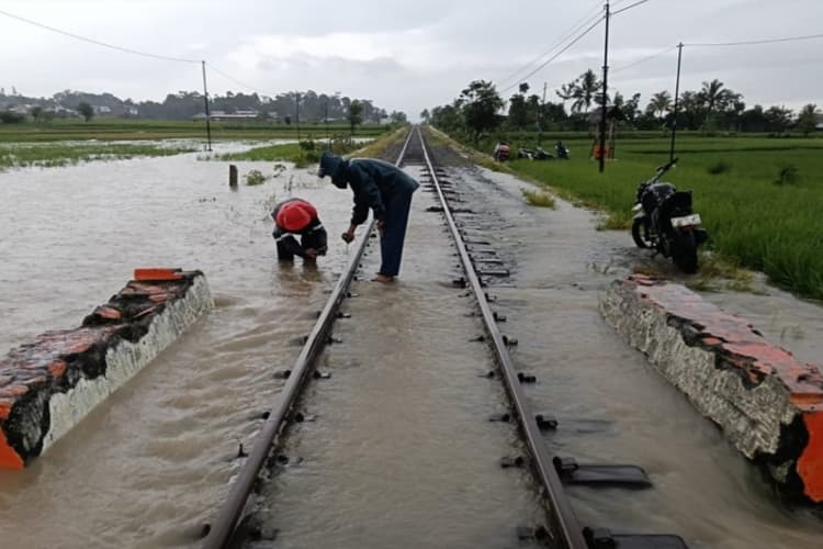 Air Sawah Meluap, KA Siliwangi Sempat Tertahan di Jalur Cianjur-Sukabumi