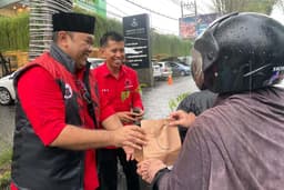 Tak Hanya Takjil, Kader PDIP Bondowoso Berbagi Pohon Jelang Buka Puasa