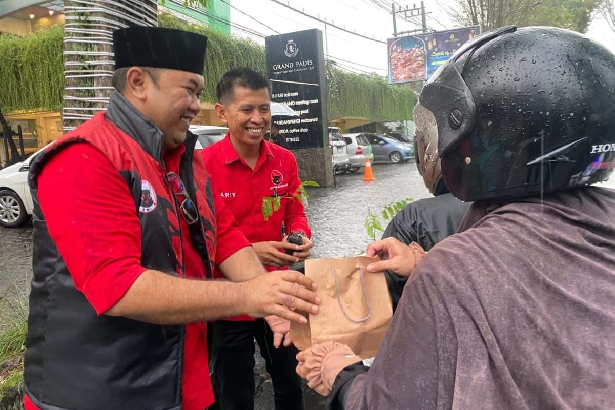 Tak Hanya Takjil, Kader PDIP Bondowoso Berbagi Pohon Jelang Buka Puasa