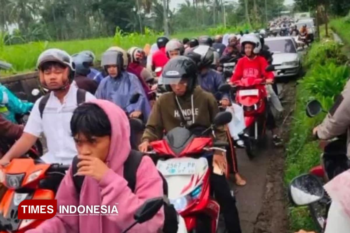 Jembatan Sentong Bondowoso Tutup Total Membuat Sejumlah Jalan Alternatif Padat
