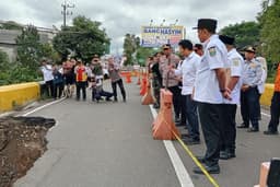 Tinjau Jembatan Sentong Bondowoso Ambles, Wagub Emil: Pembangunan Dipercepat Mulai Ramadan