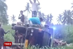 Jalan Sempit, Truk Bermuatan Kayu Terguling di Jalur Alternatif Bondowoso
