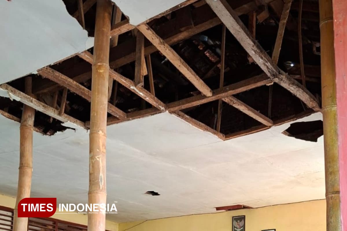 Siswa SD di Bondowoso Belajar di Bawah Ancaman Bangunan Rapuh