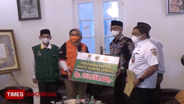 Bupati Bondowoso Beri Bantuan Rp253 Juta untuk Korban Erupsi Gunung Semeru