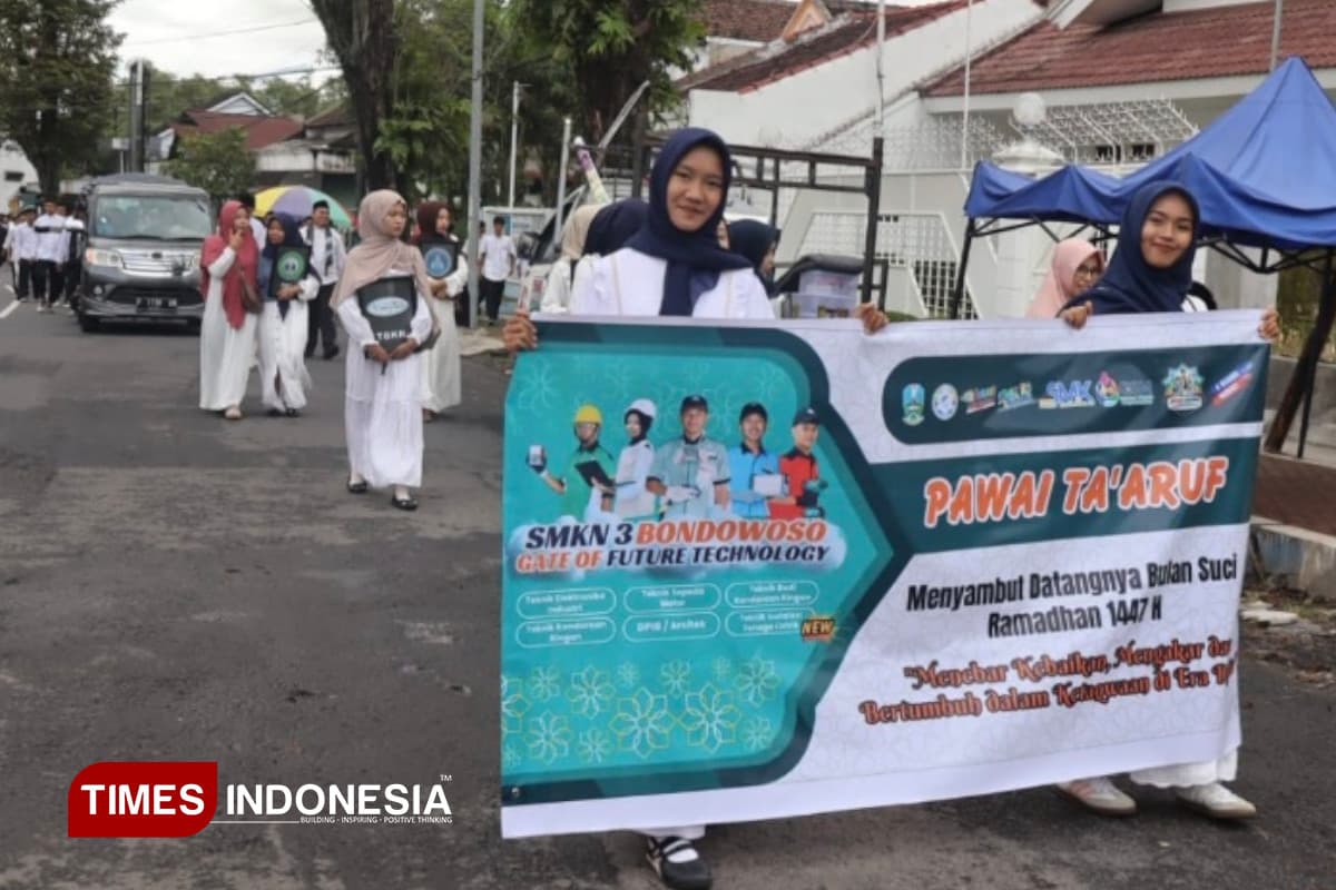Bagikan Poster Imsakiyah, Ribuan Siswa SMK di Bondowoso Pawai Sambut Ramadan